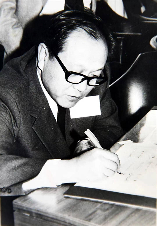 1979年，世界卫生组织考察确证我国已于60年代初消灭天花。12月，北京生研所所长章以浩作为全球消灭天花证实委员会成员，在全球消灭天花证书上签字。次年5月，世界卫生组织第33届世界卫生大会宣布全球已消灭天花.jpg