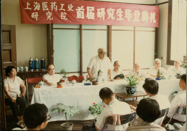 1978年，上海医药工业研究院第一届研究生毕业典礼。.jpg