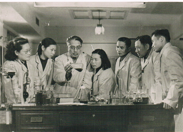 1950年代，著名微生物药物学家，后任上海医药工业研究院抗生素室主任、副院长、名誉院长的童村，与科研人员在一起开展课题研究。.jpg