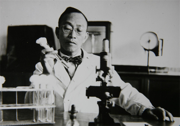 1955年，汤飞凡主持的沙眼研究小组分离出世界上第一株“沙眼衣原体”，命名为TE8，后在国际医学界引起巨大反响，为我国赢得了荣誉，为我国微生物学界争得了光荣.jpg