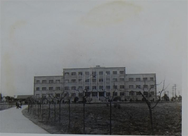 1958年，成都生物制品研究所成立。通过几年的机构调整、改造和建设，我国建成了北京、长春、成都、兰州、上海、武汉六大生物制品研究所。它们既是生产又是研究机构，逐步成为本地区应用微生物学、免疫学研究开发基地及免疫接种科学技术的指导中心.jpg