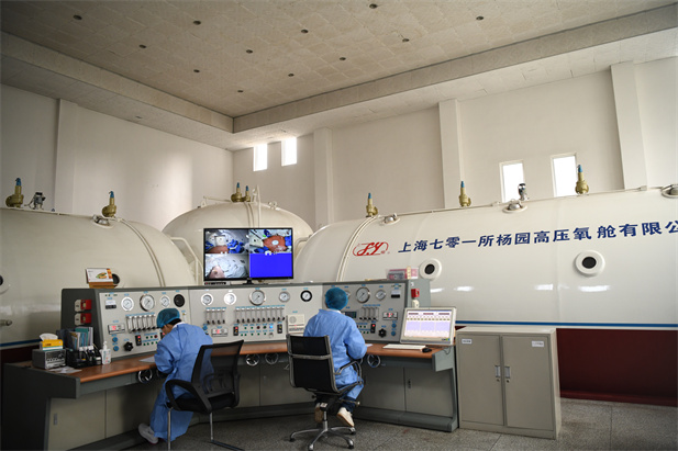 2020年2月，国药东风总医院使用高压氧舱技术治疗新冠肺炎。.jpg