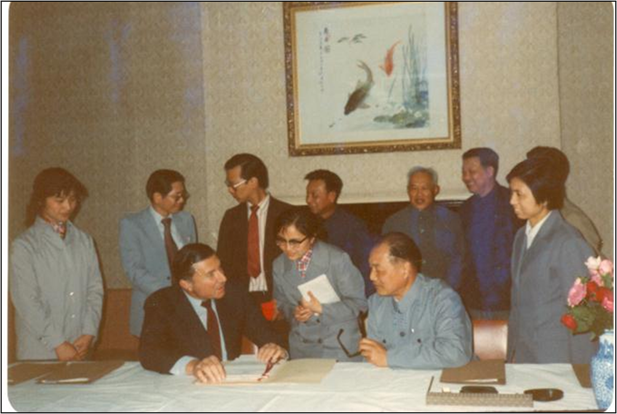 1982年5月，上海施贵宝合资签约仪式，是中国改革开放以后成立的第一家中美合资制药企业。.png