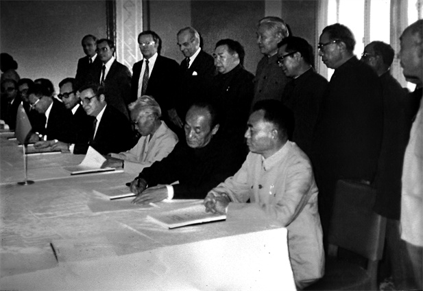 1982年11月，中瑞合资企业华瑞制药在京签约.jpg