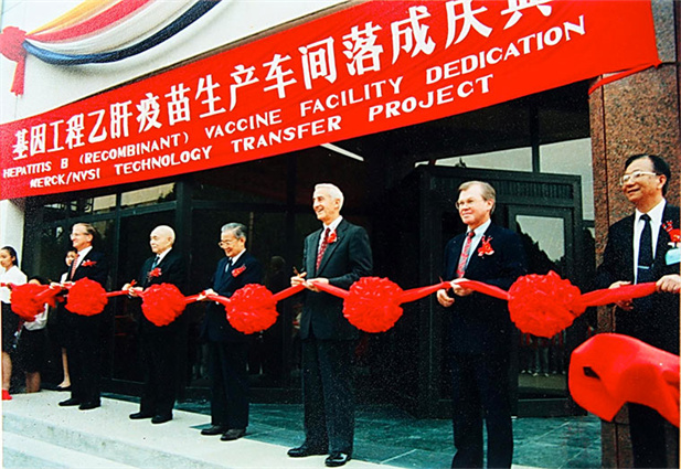 1989年，中国生物制品总公司成立。同年，北京生物制品研究所率先从美国默克公司引进重组酵母乙肝疫苗工业化生产技术.jpg