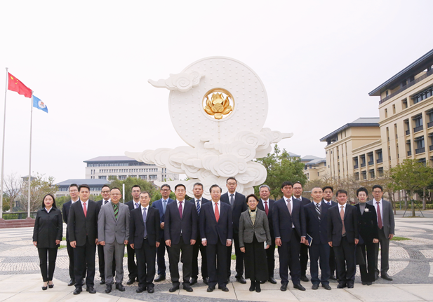 2024年2月26日，国药集团党委书记、董事长刘敬桢一行访问澳门大学，双方签署战略合作协议并就进一步深化合作进行会谈。澳门大学校长宋永华、副校长徐建，国药集团副总经理（主持经营工作）胡建伟，副总经理董增贺、晋斌等出席活动。1.png