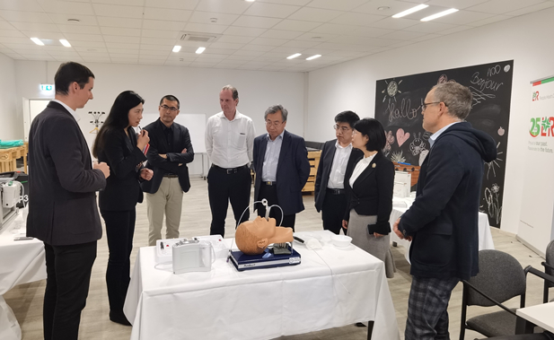 2023年11月10日，国药集团董事长刘敬桢应邀率团访问欧洲领先的高端医用耗材提供商洛曼劳仕医疗集团，与洛曼劳仕集团总裁、首席执行官沃尔夫冈·聚斯勒和首席运营官托马斯·美尼茨会谈交流.jpg