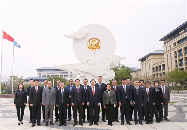 2024年2月26日，国药集团党委书记、董事长刘敬桢一行访问澳门大学，双方签署战略合作协议并就进一步深化合作进行会谈。澳门大学校长宋永华、副校长徐建，国药集团副总经理（主持经营工作）胡建伟，副总经理董增贺、晋斌等出席活动。1.png