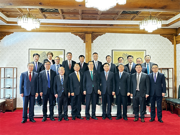 2023年12月20日，国药集团党委书记、董事长刘敬桢参加韩国总理韩德洙会见中方代表团活动并作为代表发言，就中韩两国在生命健康领域未来发展合作提出积极建议。韩德洙对国药集团在韩中经济社会及生命健康领域的合作发展表示赞许。.jpg