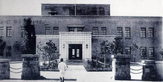 1946年，东北民主联军接管长春卫生技术厂，后改称东北卫生技术厂（长春生物制品研究所前身）