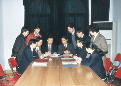 1990年，侯惠民带领研发科研人员和企业科研人员一起交流。1996年侯惠民当选中国工程院院士