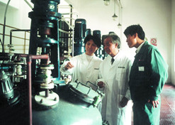 1990年，周后元在药厂生产车间指导工作。1994年周后元当选首批中国工程院院士