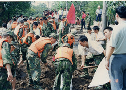 1998年8月15日，太极集团派出41名员工组成抗洪抢险队，赴湖北荆州抗洪抢险。
