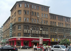 1949年，东北医药总公司办公楼（位于沈阳市太原街13 号，其中第一至第三层为30年代原建筑，第四层以上为80  年代所接盖