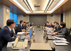 2023年12月19日至21日，刘敬桢一行与韩美药品社长林珠贤、CEO朴宰贤等进行座谈交流