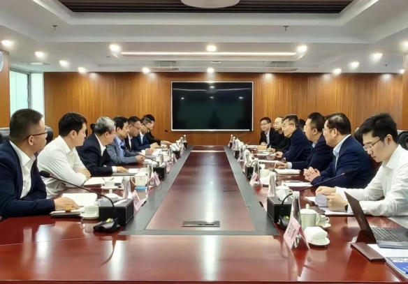 白忠泉董事长与新华保险党委书记、董事长杨玉成会谈