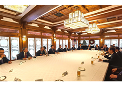 2023年12月20日，国药集团党委书记、董事长刘敬桢参加韩国总理韩德洙会见中方代表团活动并作为代表发言